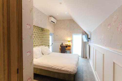 Standard Double Room image 8