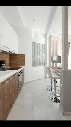 Center at Al Svolou str -50 sqm - 3 p - 2 balconies -2 Tvs - Optical fiber - Washine machine - Fully equipped kitchen - 8th floor, Soluň