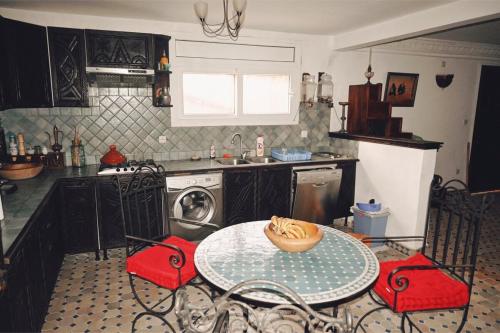 Villa bord de mer in Sidi Binnzarene