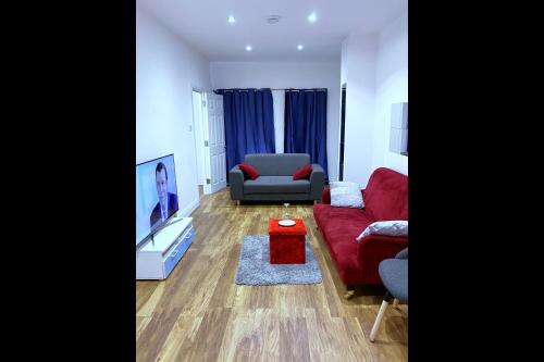 One Bedroom Spacious Apartment STEP4 Ltd, Лондон