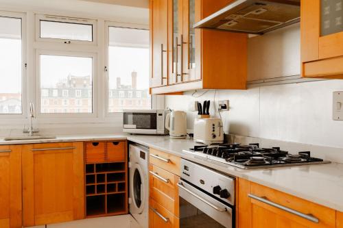 Luxurious London Apartment with City Views - image 10