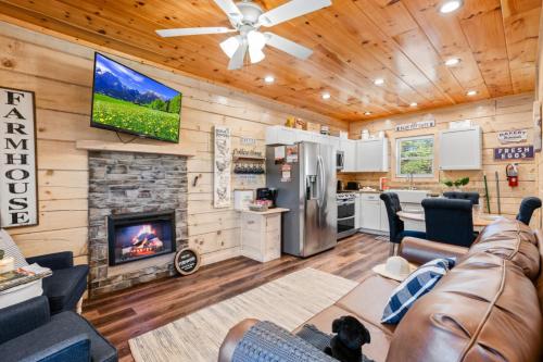 Shared lounge/TV area, Enchanted Forest Hideaway by Ghosal Luxury Lodging in Mt Zion