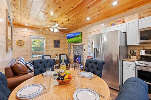 Shared lounge/TV area, Enchanted Forest Hideaway by Ghosal Luxury Lodging in Mt Zion