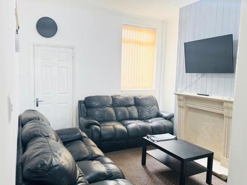 Stoke-on-Trent - House - Sleeps 7 - City Centre