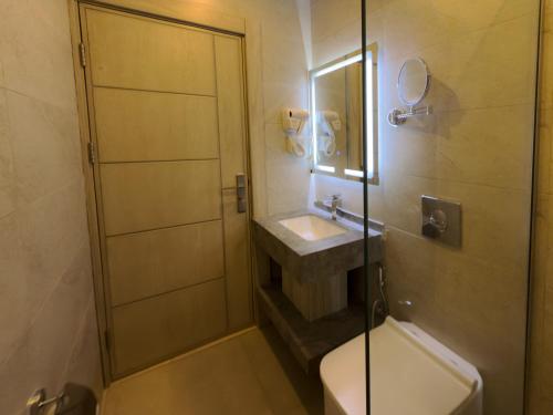 Deluxe Double Room image 7