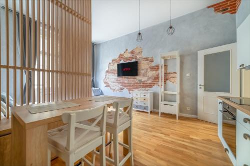 Chic Brick Suite in Historic Prague City Center by Rentez Booking.com提供写真