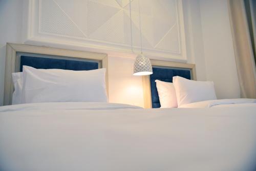 Deluxe Twin Room image 9