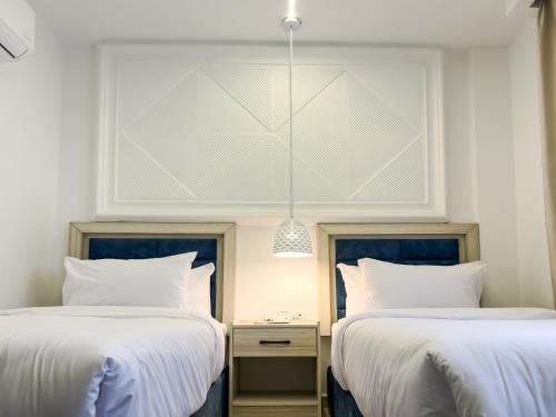 Deluxe Twin Room image 8