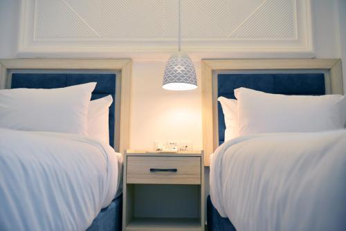 Deluxe Twin Room image 7