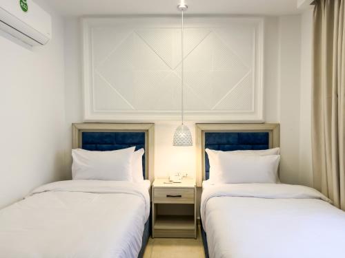Deluxe Twin Room image 6
