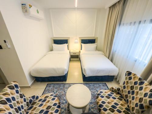 Deluxe Twin Room image 3