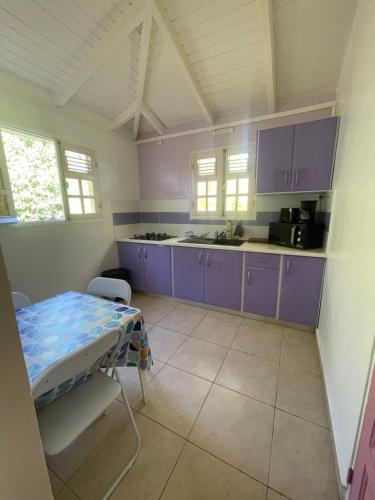 Kitchen, Ti kaz a Krol et Harry in Sainte Rose