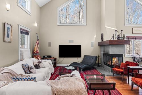 Pet Friendly Mtn Retreat Ski Hot Tub Pool Table in New Kingston, USA
