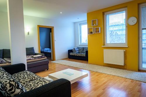 Spacious Apartment for Teams & Families with Balcony, Fast WiFi Near Center, Bratislava (Foto 5)
