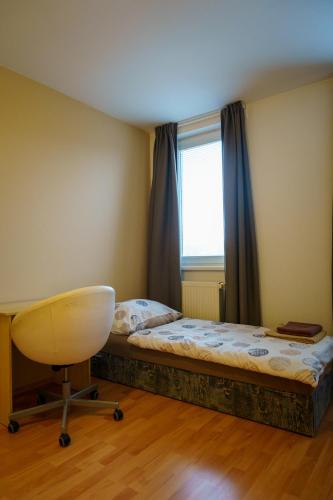 Spacious Apartment for Teams & Families with Balcony, Fast WiFi Near Center, Bratislava (Foto 10)