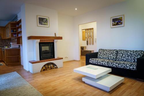 Spacious Apartment for Teams & Families with Balcony, Fast WiFi Near Center, Bratislava (Foto 4)