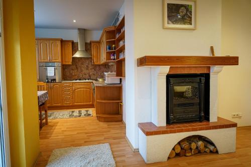 Spacious Apartment for Teams & Families with Balcony, Fast WiFi Near Center, Bratislava