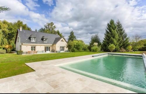 Villa jardin piscine privée gîte à louer Saint-Étienne-la-Thillaye