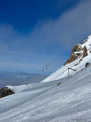 Dernier étage avec vue sur les montagnes Emplacement Exceptionnel au cœur de Val Thorens Ski aux pieds Prestations incluses Dernier étage avec vue sur les montagnes Emplacement Exceptionnel au cœur de Val Thorens Ski aux pieds Prestations incluses