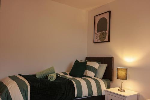 Lovely 3 bedroom house, Sleeps up to 5, 1 comfy double bed, 3 comfy single beds, Suitable for contractors and holiday makers, Quiet area, free wifi, Parking, Garden, Lovely 3 bedroom house, Sleeps up to 5, 1 comfy double bed, 3 comfy single beds, Suitable for contractors and holiday makers, Quiet area, free wifi, Parking, Garden,