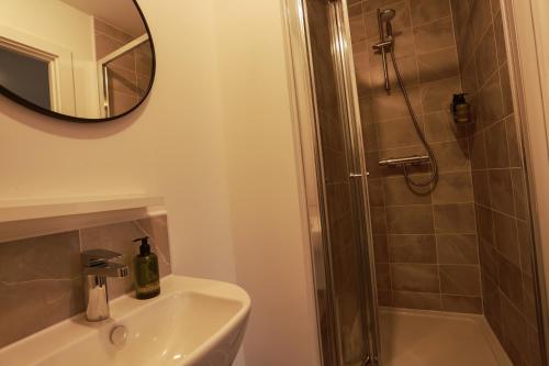 Lovely 3 bedroom house, Sleeps up to 5, 1 comfy double bed, 3 comfy single beds, Suitable for contractors and holiday makers, Quiet area, free wifi, Parking, Garden, Lovely 3 bedroom house, Sleeps up to 5, 1 comfy double bed, 3 comfy single beds, Suitable for contractors and holiday makers, Quiet area, free wifi, Parking, Garden,