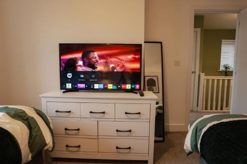 Lovely 3 bedroom house, Sleeps up to 5, 1 comfy double bed, 3 comfy single beds, Suitable for contractors and holiday makers, Quiet area, free wifi, Parking, Garden, Lovely 3 bedroom house, Sleeps up to 5, 1 comfy double bed, 3 comfy single beds, Suitable for contractors and holiday makers, Quiet area, free wifi, Parking, Garden,