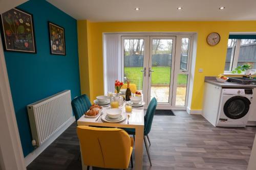 Lovely 3 bedroom house, Sleeps up to 5, 1 comfy double bed, 3 comfy single beds, Suitable for contractors and holiday makers, Quiet area, free wifi, Parking, Garden, Lovely 3 bedroom house, Sleeps up to 5, 1 comfy double bed, 3 comfy single beds, Suitable for contractors and holiday makers, Quiet area, free wifi, Parking, Garden,