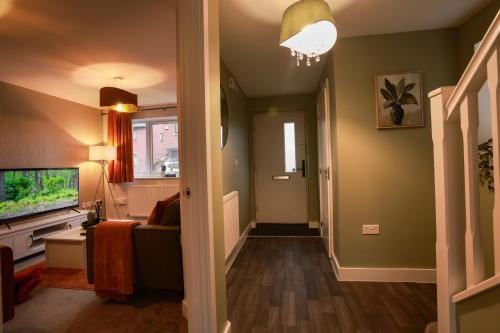 Lovely 3 bedroom house, Sleeps up to 5, 1 comfy double bed, 3 comfy single beds, Suitable for contractors and holiday makers, Quiet area, free wifi, Parking, Garden, Lovely 3 bedroom house, Sleeps up to 5, 1 comfy double bed, 3 comfy single beds, Suitable for contractors and holiday makers, Quiet area, free wifi, Parking, Garden,