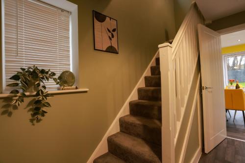 Lovely 3 bedroom house, Sleeps up to 5, 1 comfy double bed, 3 comfy single beds, Suitable for contractors and holiday makers, Quiet area, free wifi, Parking, Garden, Lovely 3 bedroom house, Sleeps up to 5, 1 comfy double bed, 3 comfy single beds, Suitable for contractors and holiday makers, Quiet area, free wifi, Parking, Garden,