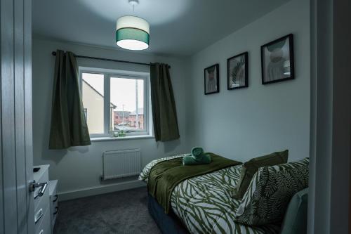 Lovely 3 bedroom house, Sleeps up to 5, 1 comfy double bed, 3 comfy single beds, Suitable for contractors and holiday makers, Quiet area, free wifi, Parking, Garden, Lovely 3 bedroom house, Sleeps up to 5, 1 comfy double bed, 3 comfy single beds, Suitable for contractors and holiday makers, Quiet area, free wifi, Parking, Garden,