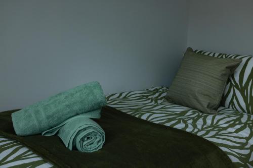 Lovely 3 bedroom house, Sleeps up to 5, 1 comfy double bed, 3 comfy single beds, Suitable for contractors and holiday makers, Quiet area, free wifi, Parking, Garden, Lovely 3 bedroom house, Sleeps up to 5, 1 comfy double bed, 3 comfy single beds, Suitable for contractors and holiday makers, Quiet area, free wifi, Parking, Garden,