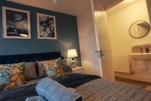 Lovely 3 bedroom house, Sleeps up to 5, 1 comfy double bed, 3 comfy single beds, Suitable for contractors and holiday makers, Quiet area, free wifi, Parking, Garden, Lovely 3 bedroom house, Sleeps up to 5, 1 comfy double bed, 3 comfy single beds, Suitable for contractors and holiday makers, Quiet area, free wifi, Parking, Garden,