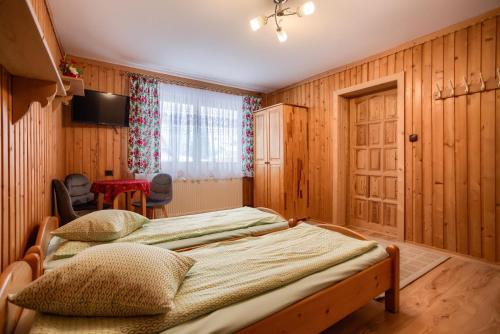 1 double bed, 2 twin beds