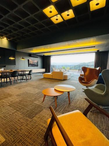 ห้องส่วนกลางสำหรับนั่งเล่น/ดูทีวี, LOFT UP 506 | Mobiliado | WIFI | Piscina | Vaga in วิลาโนวา