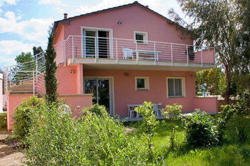 One-Bedroom Apartment with Balcony