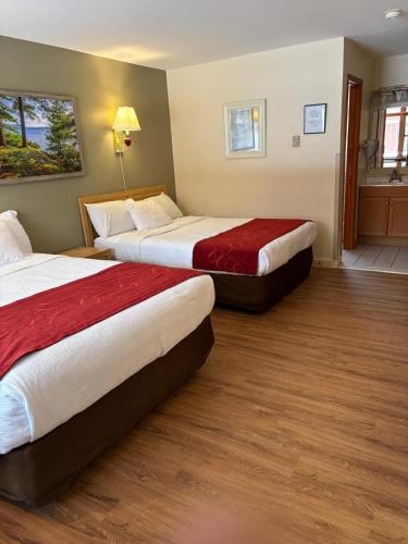 Mohican Resort Motel, Conveniently located to all Lake George attractions