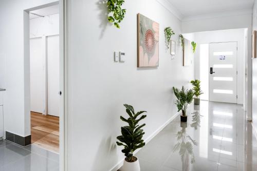 Standard Queen Room in Gregory Hills - Quaint Spot - Shared Bathroom in جنوب سيدني الغربية