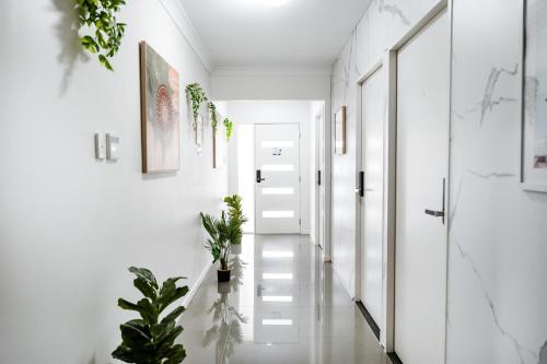 Standard Queen Room in Gregory Hills - Quaint Spot - Shared Bathroom in جنوب سيدني الغربية