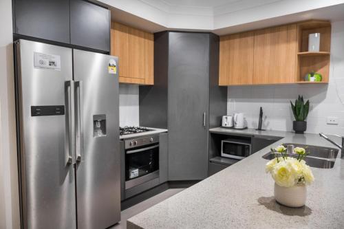 مطبخ, Standard Queen Room in Gregory Hills - Quaint Spot - Shared Bathroom in جنوب سيدني الغربية