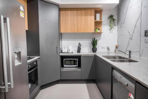 مطبخ, Standard Queen Room in Gregory Hills - Quaint Spot - Shared Bathroom in جنوب سيدني الغربية