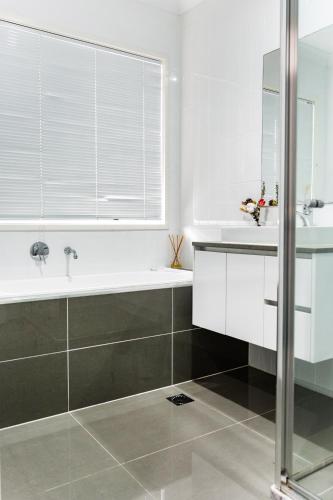 Serene Single Room - Convenient Location in Gregory Hills - Shared Bathroom in South Western Sydney