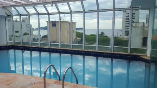 Swimming pool, Apartamento Temporada Guaruja Four Seasons in Morro do Maluf