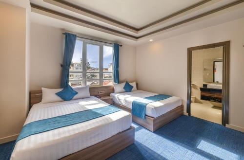 room detail thumbnail 1
