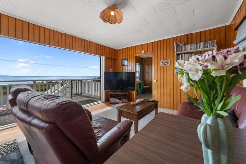 Kiwi Beach Bach - Waihi Beach Holiday Home