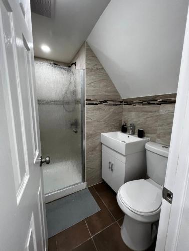 Shower, Modern & cozy Room in Queens near Train station and buses in Queens