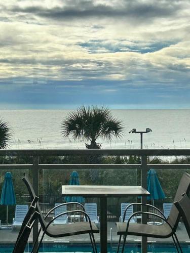 Large 2B-2B Condo with Panoramic Views - sleeps 8