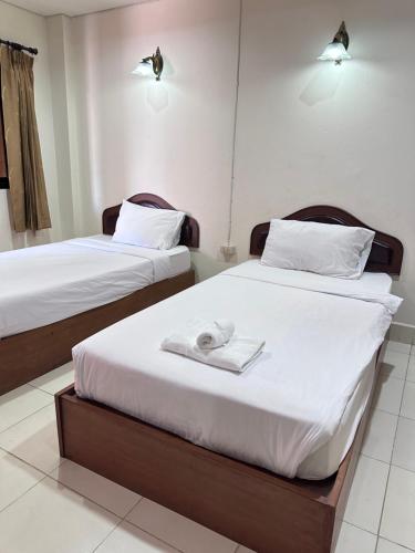 2 twin beds
