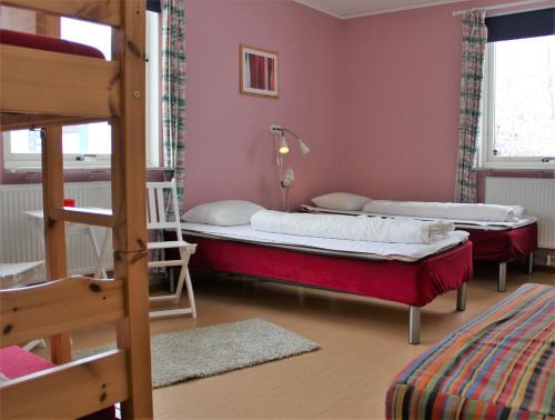 2 twin beds, 2 bunk beds