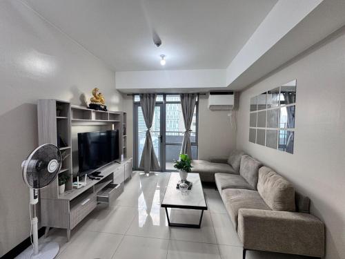 2 Bedroom with Balcony, Manila