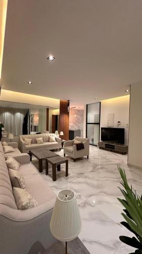 3 bedrooms, 8 beds